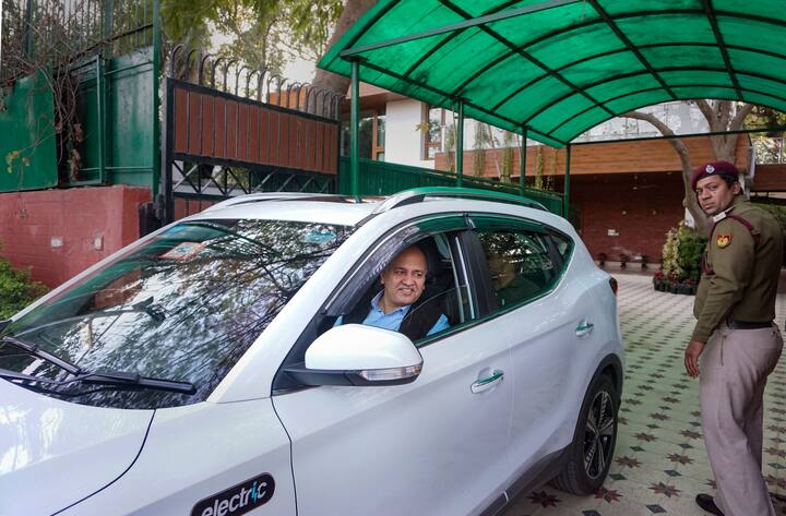 सीबीआई ने दिल्ली के उपमुख्यमंत्री मनीष सिसोदिया को आबकारी नीति के मामले में पूछताछ के लिए बुलाया है. मनीष सिसोदिया ने पूछताछ में जाने से पहले एक रोड शो किया. रोड शो में सैकड़ों की संख्या में आम आदमी पार्टी के कार्यकर्ता नजर आए.