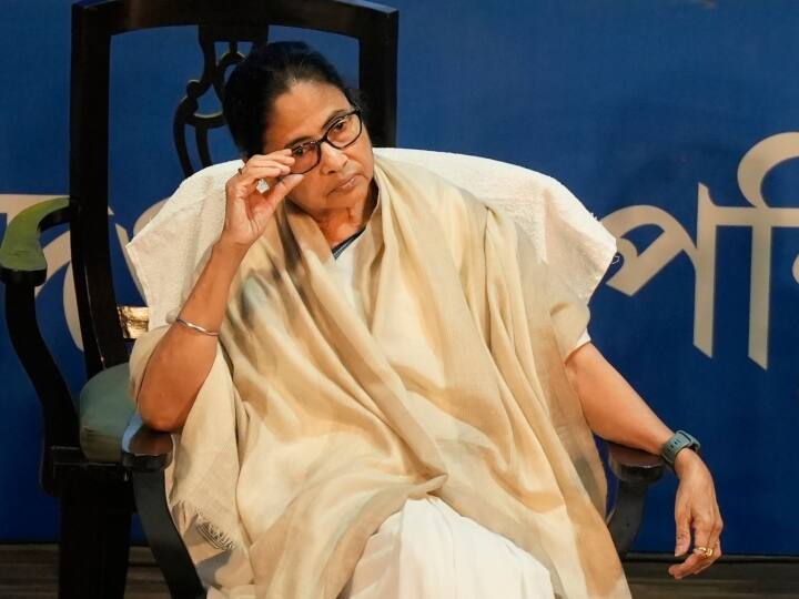 2024 Election Survey: मोदी को रोकने का ममता का प्लान पड़ रहा कमजोर! 6 महीने में बढ़ गईं बीजेपी की लोकसभा सीटें, बता रहे दो सर्वे के रिजल्ट lok sabha election 2024 west bengal bjp seat increase tmc goes down two survey data shows 2024 Election Survey: मोदी को रोकने का ममता का प्लान पड़ रहा कमजोर! 6 महीने में बढ़ गईं बीजेपी की लोकसभा सीटें, बता रहे दो सर्वे के रिजल्ट