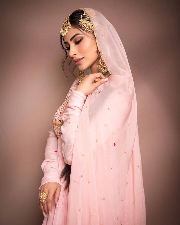 Mouni Roy Photos: अलीकडेच मौनी रॉयचे काही लेटेस्ट फोटो समोर आले आहेत. ज्यामध्ये तिची पूर्णपणे वेगळी स्टाईल पाहायला मिळत आहे.