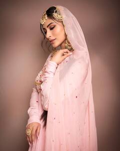 अनारकली ड्रेस में Mouni Roy ने दिखाई अपनी ऐसा अदाएं, खूबसूरती देख दिल हार रहे लोग