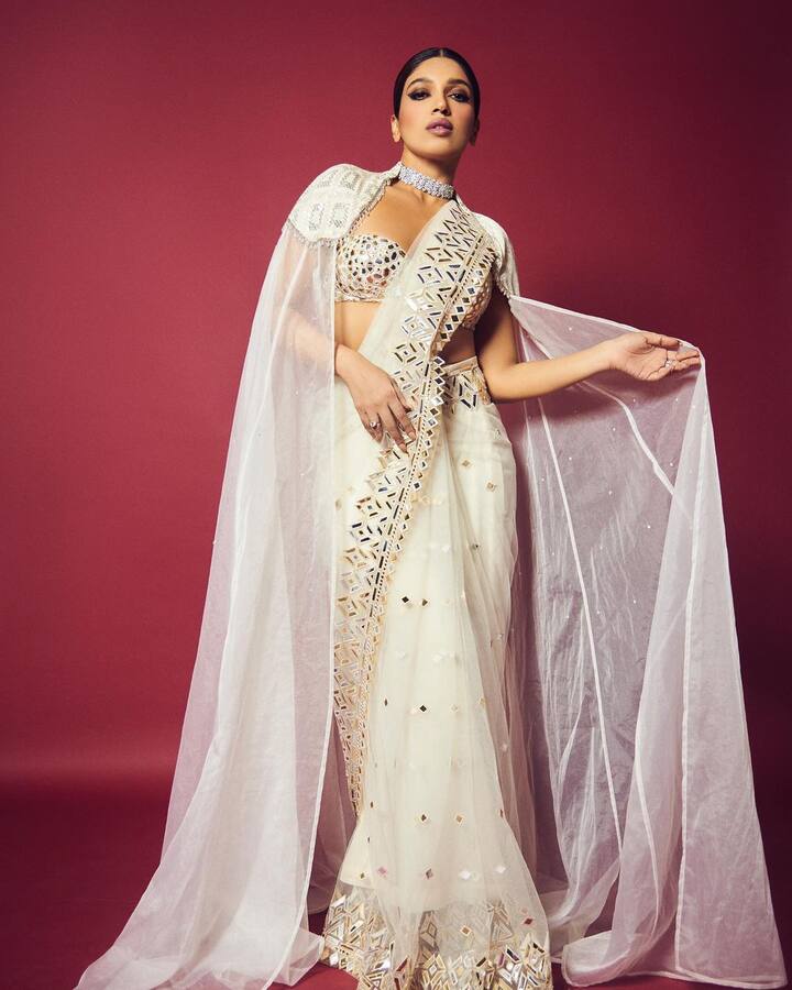 न्यूड मेक-अप आणि गळ्यात चांदीचे चोकर तिच्या लूकमध्ये आणखी भर घालत आहे.