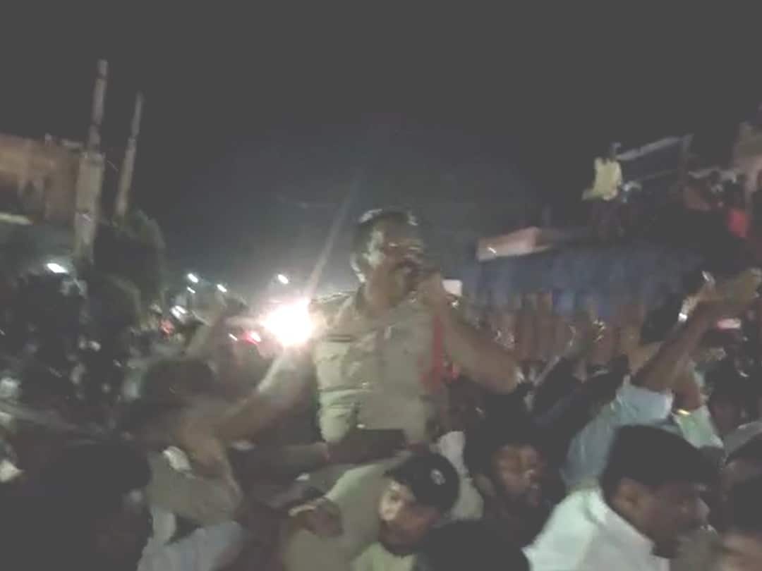 Tensions in Kadiri town between TDP and YSRCP leaders, CI behaviour goes viral Kadiri News: కదిరిలో ఉద్రిక్తతలు, మాజీ ఎమ్మెల్యేని చూసి మీసం మెలేసిన సీఐ - వీడియో వైరల్