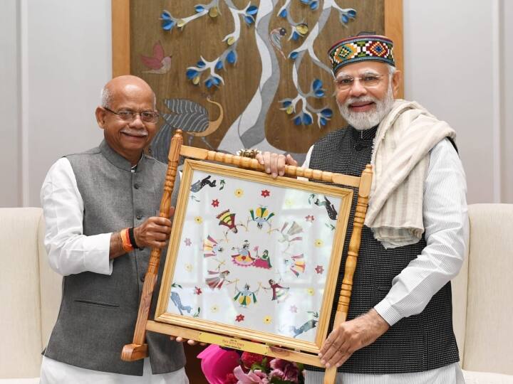 Governor Shiv Pratap Shukla Meets PM Narendra Modi in Delhi and Given handkerchief ANN Shiv Pratap Shukla Delhi Visit: PM मोदी से मिले हिमाचल प्रदेश के राज्यपाल शिव प्रताप शुक्ला, भेंट की यह खास स्मृति