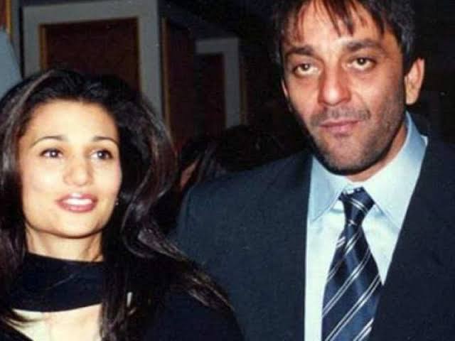 जानकारी के लिए आपको बता दें कि रिया और संजय दत्त दोनों ही पहले काफी अच्छे दोस्त बने और जब एक्टर जेल में गए तो उनके साथ वह हर कदम पर खड़ी रही. जैसे ही संजय दत्त जेल से बाहर आए तो उन्होंने रिया से शादी कर ली. (Photo- Instagram)