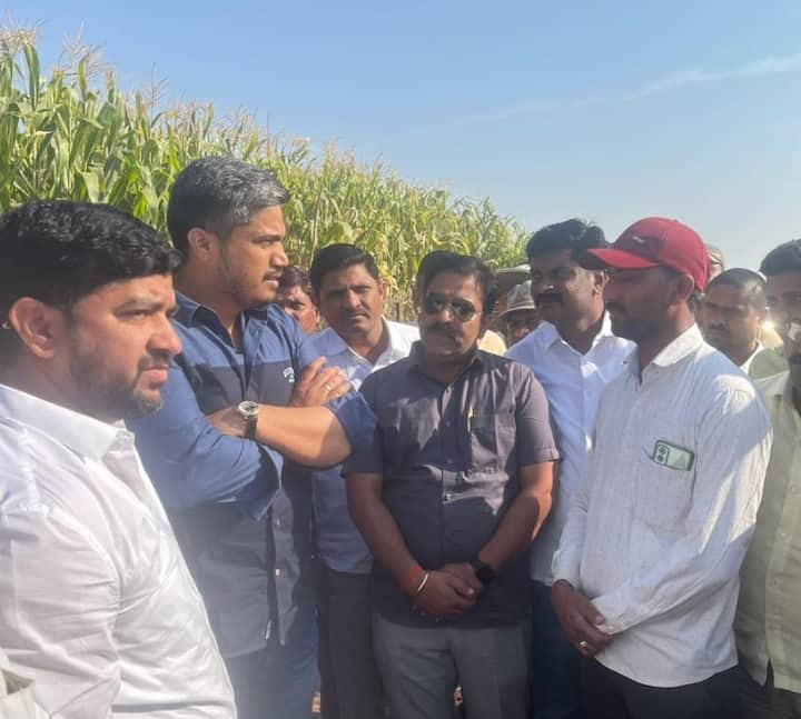 रोहित पवारांनी थेट बांधावर जाऊन शेतकऱ्यांची भेट घेतली. कांद्याच्या दरात घसरण झाल्यानं शेतकरी चिंतेत आहेत.