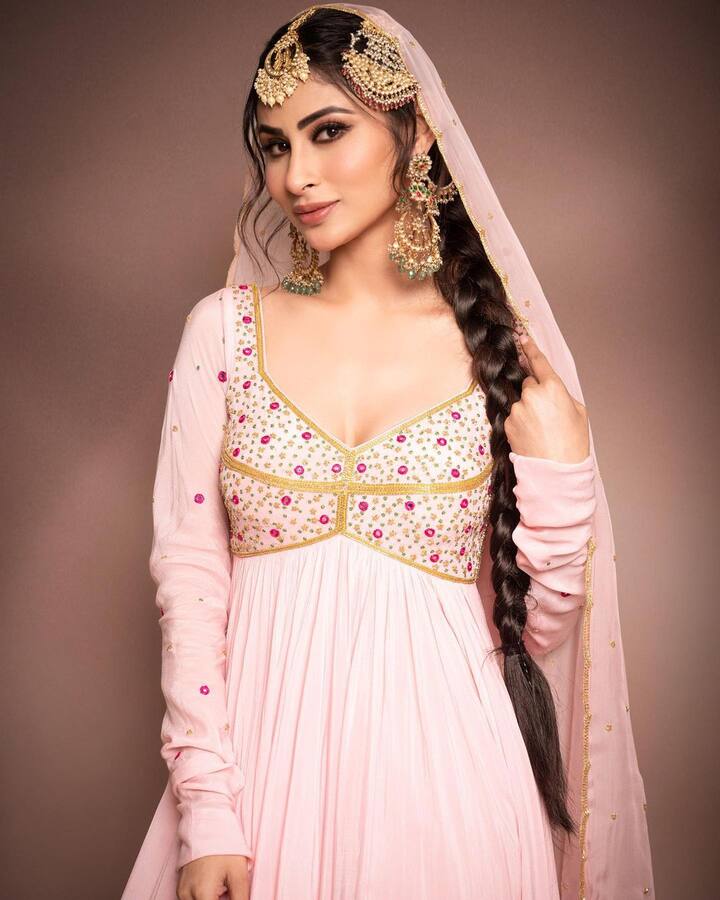 मौनी रॉयने तिचे अनारकी स्टाइलमध्ये फोटोशूट केले आहे, ज्यामध्ये तिचे सौंदर्य फुलून आले आहे.