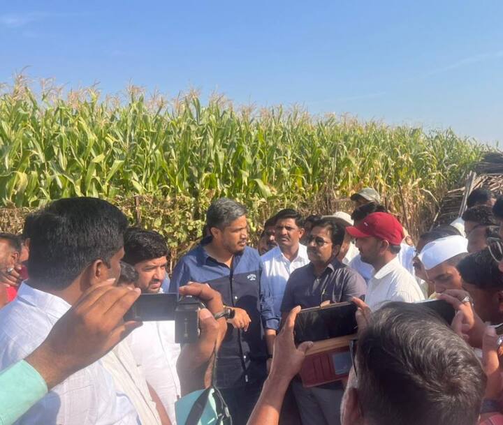 नाशिकमधील (Nashik) नैताळे (ता. निफाड) येथील कांदा उत्पादक शेतकऱ्याने आपल्या शेतातील कांद्यात ट्रॅक्टर फिरवून जनावरं सोडली आहेत. या शेतकऱ्याची कर्जतचे जामखेडचे राष्ट्रवादी काँग्रेसचे आमदार रोहित पवार (NCP Rohit Pawar) यांनी भेट घेऊन चर्चा केली.