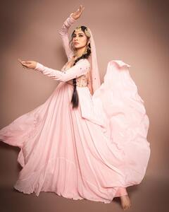 In Pics: अनारकी लूकमध्ये फुललं Mouni Roy चं सौंदर्य, पाहा फोटो