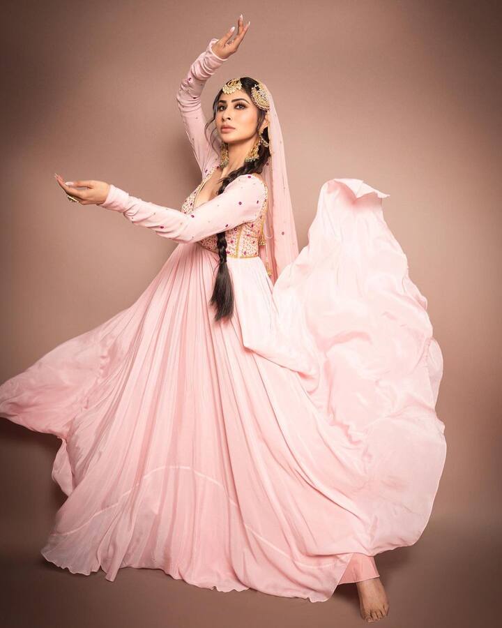 मौनीचे हे फोटो अनेकांना भुरळ घालत आहेत.