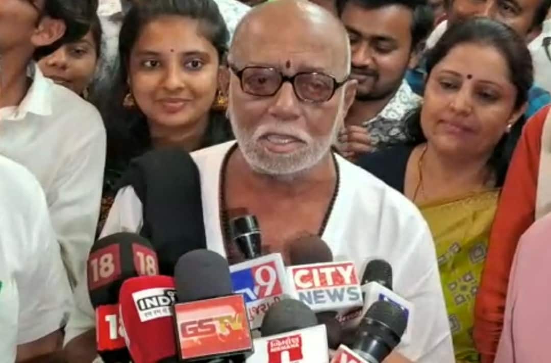 Know what Morari Bapu said when asked about Dhirendra Shastri of Bageshvardham Rajkot: બહુચર્ચિત બાગેશ્વરધામના ધીરેન્દ્ર શાસ્ત્રી વિશે પૂછવામાં આવતા જાણો શું કહ્યું મોરારી બાપુએ