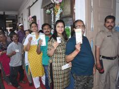 बीमार होने के बावजूद वोट डालने पहुंचे सांसद गिरीश बापट, मताधिकार का किया प्रयोग