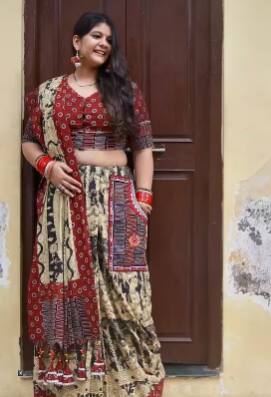 ਇਸ ਤਰ੍ਹਾਂ ਦੀ ਸੂਤੀ ਸਾੜ੍ਹੀ 'ਤੇ ਵੀ ਪੱਲੂ ਨਾਲ ਮੈਚਿੰਗ ਪਾਕੇਟ ਬਹੁਤ ਸਟਾਈਲਿਸ਼ ਲੁੱਕ ਦਿੰਦੀ ਹੈ। ਇਸ ਦੇ ਨਾਲ ਤੁਸੀਂ ਸਿੱਧੇ ਪੱਲੇ ਵਾਲੀ ਸਾੜੀ ਕੈਰੀ ਕਰੋ ਅਤੇ ਮੈਚਿੰਗ ਈਅਰਰਿੰਗਸ ਪਾ ਕੇ ਆਪਣੀ ਲੁੱਕ ਨੂੰ ਪੂਰਾ ਕਰੋ।