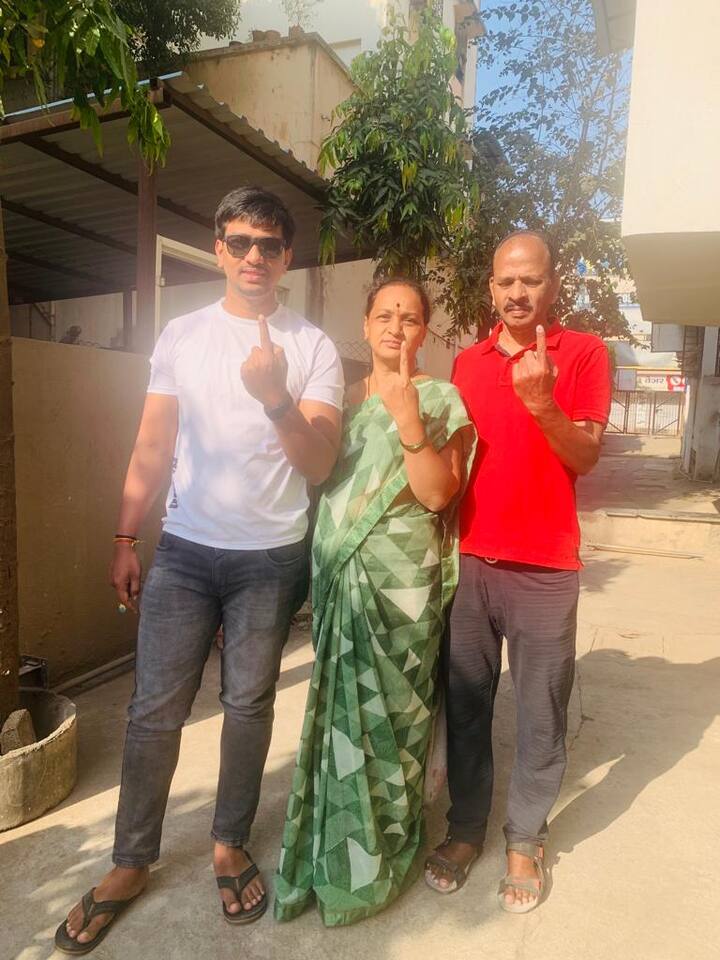 या दोन्ही ठिकाणी सकाळपासून मतदानाला सुरुवात झाली आहे.