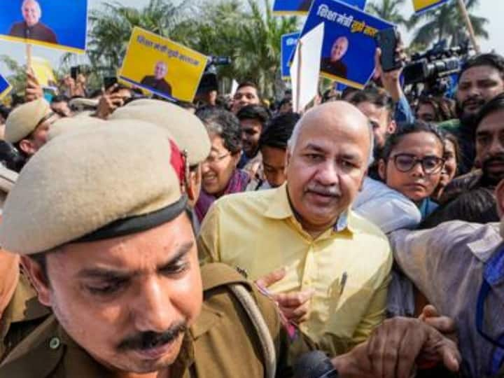 delhi excise policy Manish Sisodia arrested CBI has a bureaucrat statement WhatsApp chat as evidence Manish Sisodia Arrested: 'सीबीआई के पास नौकरशाह का बयान, सबूत के तौर पर व्हाट्सएप चैट'