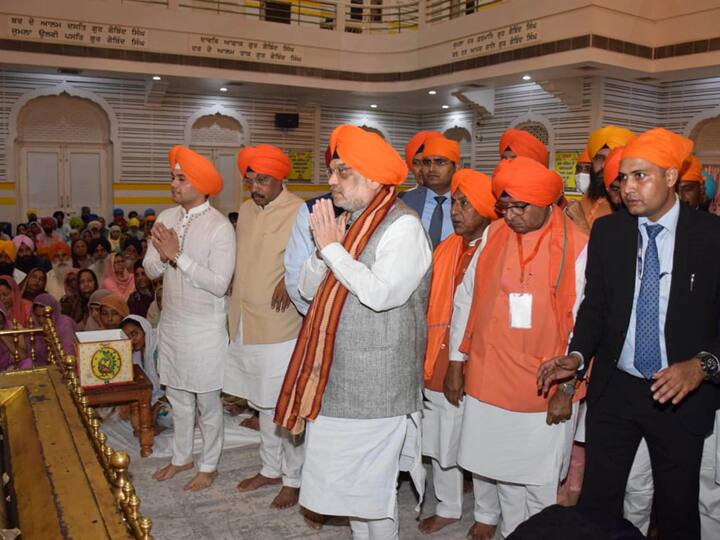 Union Home Minister Amit Shah offers prayers at Patna Sahib Gurudawara, in Patna, Saturday, Feb. 25, 2023. (Source: PTI)