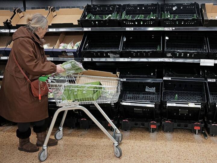 UK Food Crisis: कभी नहीं डूबता था जिस देश का सूरज, आज लोगों के सामने खाने के लाले UK Food Crisis 2023 rationing of fruit and vegetables reasons behind it UK Food Crisis: कभी नहीं डूबता था जिस देश का सूरज, आज लोगों के सामने खाने के लाले