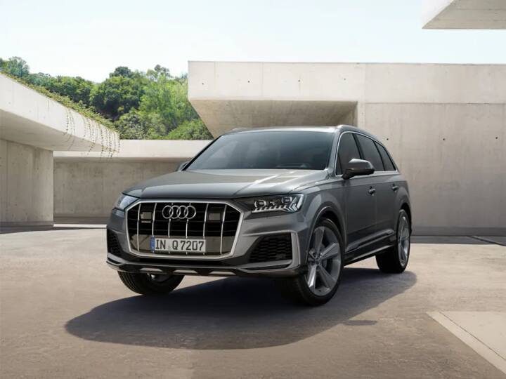 इस लिस्ट में दूसरे नंबर पर ऑडी क्यू7 लग्जरी कार मौजूद है. जिसकी शुरुआती कीमत 84.70 लाख रुपये है. इस कार में 3.0 L टर्बो पेट्रोल इंजन मौजूद है जो कार को 335 bhp अधिकतम पावर और 500 Nm पीक टॉर्क देता है. जिसे 8-स्पीड ऑटोमैटिक ट्रांसमिशन गियरबॉक्स से जोड़ा गया है.