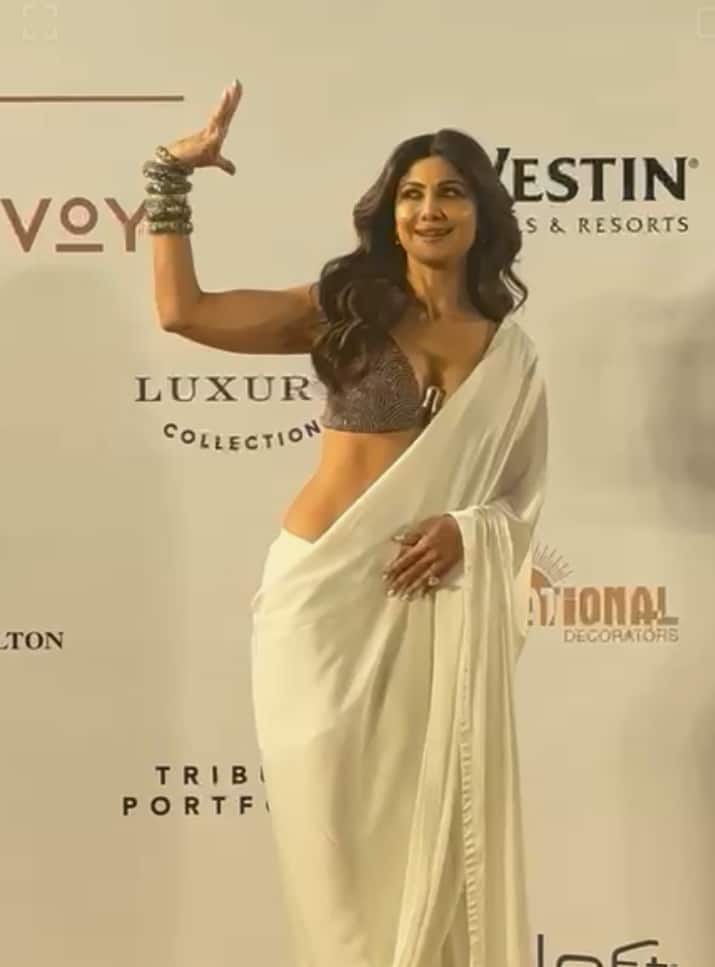 व्हाइट साड़ी 2023 में ट्रेंड में छाई हुई हैं. डीप नेक ब्रालेट ब्लाउज में एक्ट्रेस ने अपनी पतली कमर को खूब फ्लॉन्ट किया है.
