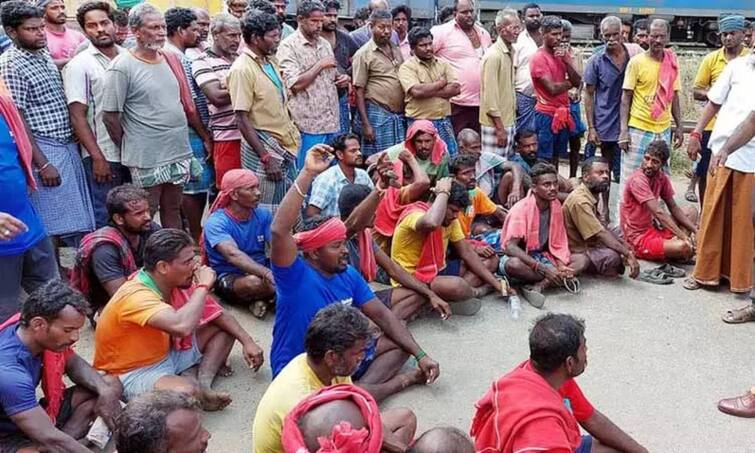 Trichy news Loaders, lorry drivers protest in Trichy TNN திருச்சியில் சுமைதூக்கும் தொழிலாளர்கள், லாரி டிரைவர்கள் போராட்டம்