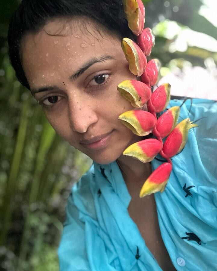 తొలి చూపులోనూ ఈ అందమైన పూలకు పడిపోయినట్టు వెల్లడించింది.Photo Credit: Amala Paul/Instagram