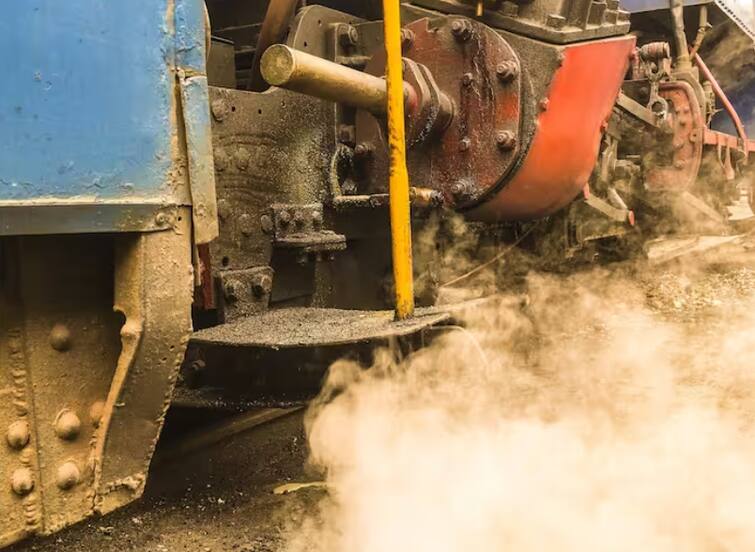 why does the train stop when the chain is pulled how do the police know who pulled it ਚੇਨ ਖਿੱਚਣ 'ਤੇ ਰੇਲ ਗੱਡੀ ਕਿਉਂ ਰੁਕ ਜਾਂਦੀ? ਪੁਲਿਸ ਨੂੰ ਕਿਵੇਂ ਪਤਾ ਲੱਗਦਾ ਕਿ ਕਿਸ ਨੇ ਖਿੱਚੀ ਚੇਨ