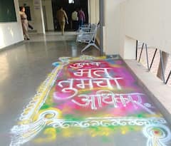 Pune Bypoll election Voting : रांगोळ्यांच्या पायघड्या अन् गुलाबाचं फुल देऊन मतदारांचं स्वागत; ज्येष्ठ नागरिकांनी बजावला मतदानाचा हक्क