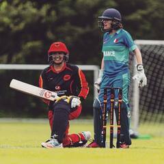 Photo: पति कर रहा था गेंदबाजी तो पत्नी ने संभाली विकेटकीपिंग, क्रिकेट इतिहास में पहली बार दिखा यह अनोखा नजारा