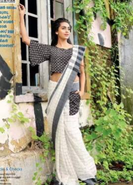 ਤੁਸੀਂ ਵ੍ਹਾਈਟ ਕਲਰ ਦੀ ਸਾੜੀ 'ਤੇ ਅਜਿਹੇ ਕਾਲੇ ਪ੍ਰਿੰਟ ਕੀਤੇ ਕੱਪੜੇ ਦੀ ਜੇਬ ਪਾ ਕੇ ਆਪਣੀ ਚਿੱਟੀ ਸਾੜੀ ਨੂੰ ਬਹੁਤ ਹੀ ਸਟਾਈਲਿਸ਼ ਲੁੱਕ ਦੇ ਸਕਦੇ ਹੋ।