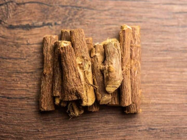 Licorice Root Extract Health Benefits As Per Ayurveda in Hindi औषधीय गुणों का खजाना है मुलेठी, आंख से लेकर स्किन तक... कई रोगों का इलाज है ये सूखी लकड़ी