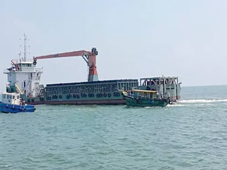 Container ship stuck in Puducherry harbor estuary due to sand cover TNN புதுச்சேரி துறைமுக முகத்துவாரத்தில் மூடிய மணல் - சிக்கிய  கண்டெய்னர் கப்பல்