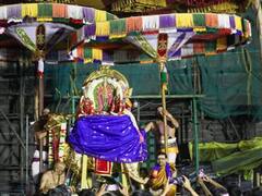 காஞ்சிபுரம் : தங்க மான் வாகனத்தில் லட்சுமி, சரஸ்வதி, தேவிகளுடன் வீதி உலா வந்த காமாட்சி அம்மன்.. பரவசத்தில் பக்தர்கள்