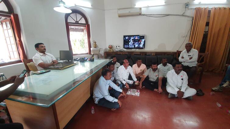 Maharashtra Nashik news Farmers staged a protest at the Deputy Collectors office of Nashik latest marathi news update Nashik News : रयत स्वाभिमानी संघटनेचे अनोखं आंदोलन, नाशिक उपजिल्हाधिकारी कार्यालयात 'कांदा भाकर'