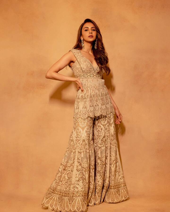 बॉलिवूड आणि साउथची अभिनेत्री राकुल प्रीत सिंह अलीकडे तिच्या ग्लॅमरस लुकमुळे चर्चेत असते.