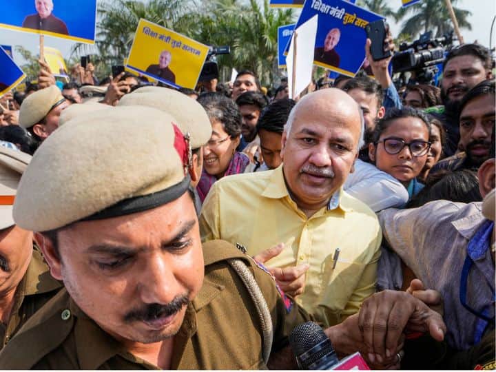 Delhi Deputy CM Manish Sisodia arrested by CBI AAP to carry nation wide protest Manish Sisodia Arrest: गिरफ्तारी के बाद मनीष सिसोदिया की कैसी गुजरी पहली रात, आज सड़कों पर उतरेगी AAP