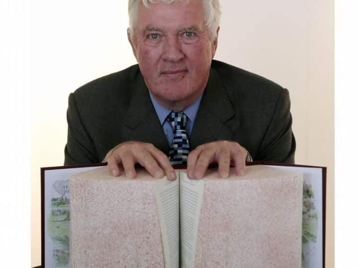 अब बात करते हैं सबसे मोटी किताब की, दुनिया की सबसे मोटी किताब अगाथा क्रिस्टी की मिस मारपेल कलेक्शन है. इस किताब में 4,032 पन्ने हैं. इसके साथ ही इस किताब का वजन करीब आठ किलोग्राम है.