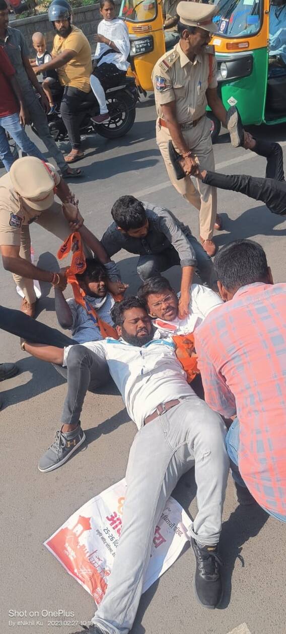 Warangal News: హన్మకొండలో కళాశాలలు బంద్ చేస్తున్న ఏబీవీపీ కార్యకర్తలు - అడ్డుకొని అరెస్ట్ చేస్తున్న పోలీసులు