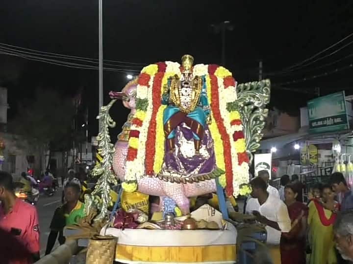 Karur: Theppa festival at Kalyana Venkataramana Swamy Temple TNN கரூர் கல்யாண வெங்கட்ரமண சுவாமி ஆலய தெப்ப திருவிழா  - ஹம்ஸ வாகனத்தில் காட்சியளித்த சாமி