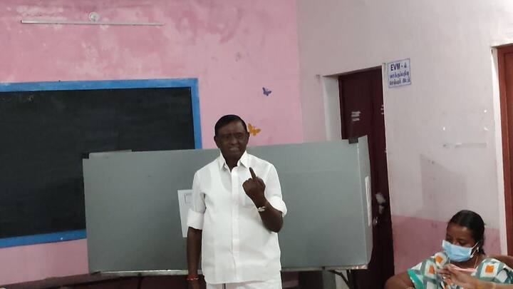 தென்னரசு, தனது வாக்கினை பதிவு செய்து விட்டு போட்டோவிற்கு  போஸ் கொடுத்த காட்சி