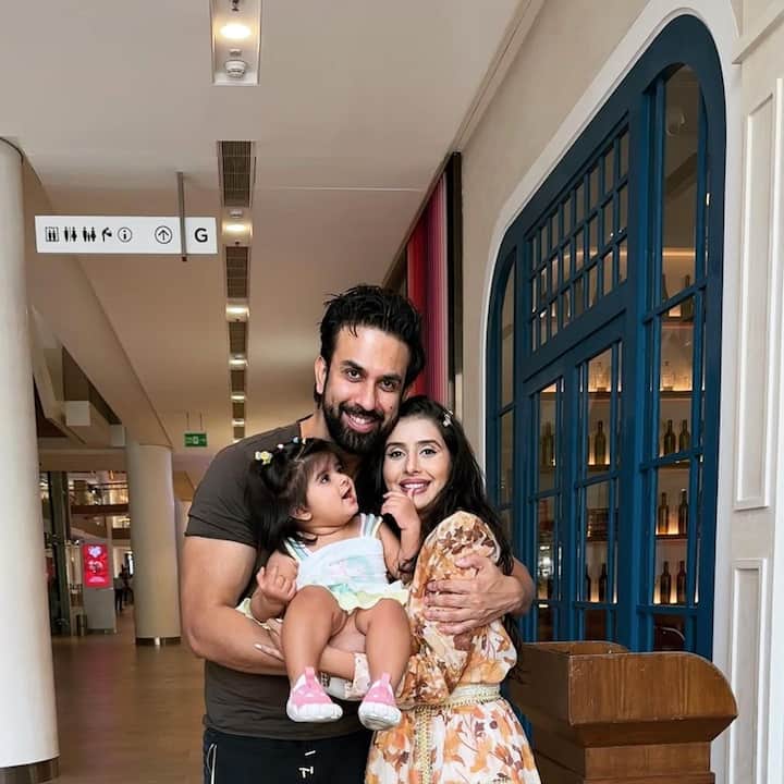 রাজীব আর চারুর বিচ্ছেদের কথা বারে বারেই জল্পনা বা শিরোনামে থেকেছে। একবার বিচ্ছেদের সিদ্ধান্ত নিয়েও ফের মেয়ে জিয়ানার জন্য একসঙ্গে থাকার সিদ্ধান্ত নিয়েছিলেন তাঁরা