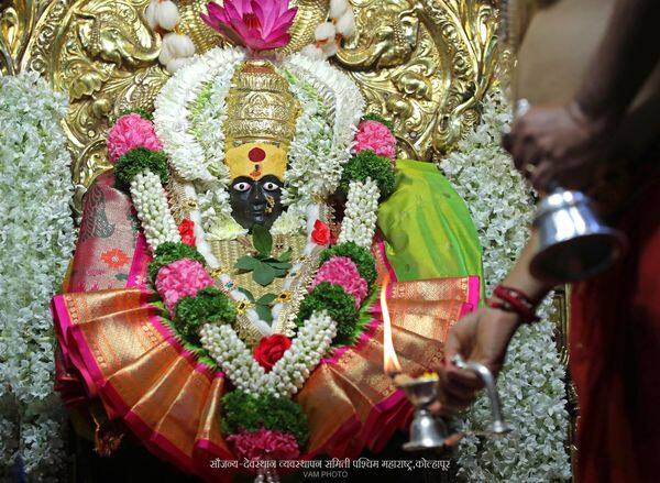 Kolhapur News the idol of Karveer Niwasini Ambabai is in critical condition as beauty is on the decline Latest marathi news update Ambabai : करवीर निवासिनी अंबाबाईच्या मूर्तीची स्थिती नाजूक; सौंदर्य कमी होत असल्याची धक्कादायक माहिती 