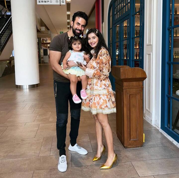 স্ত্রীয়ের বিরুদ্ধে রাজীবের অভিযোগ, তাঁকে কন্যার সঙ্গে দেখা করতে দিচ্ছেন না চারু। অন্যদিকে সেই সমস্ত অভিযোগ উড়িয়ে চারুর দাবি, রাজীব যখন চান তখনই দেখা করতে আসতে পারেন মেয়ের সঙ্গে।