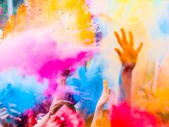 Holi 2023 Lucky Colours: अपनी राशि के अनुसार इन रंगों से खेलें होली, जीवन में आएंगी खुशियां
