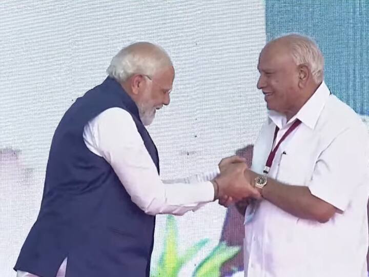 karnataka pm modi asks audience to flip on mobile torches to greet bs yediyurappa PM Modi On BS Yediyurappa: पीएम मोदी ने लोगों से मोबाइल के टॉर्च जलाकर येदियुरप्पा को सम्मान देने की अपील की, देखें वीडियो