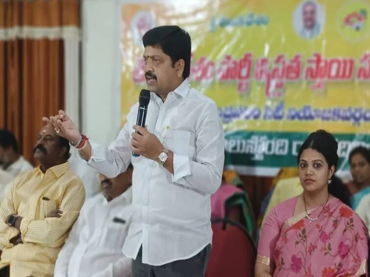 Rajahmundry Ex Minister Kollu ravindra visited Pattabhi Tdp leaders in Central jail DNN Kollu Ravindra : గన్నవరం ఘటన సజ్జల స్కెచ్, ముఖ్యమంత్రే దాడులను ప్రోత్సహిస్తున్నారు- కొల్లు రవీంద్ర