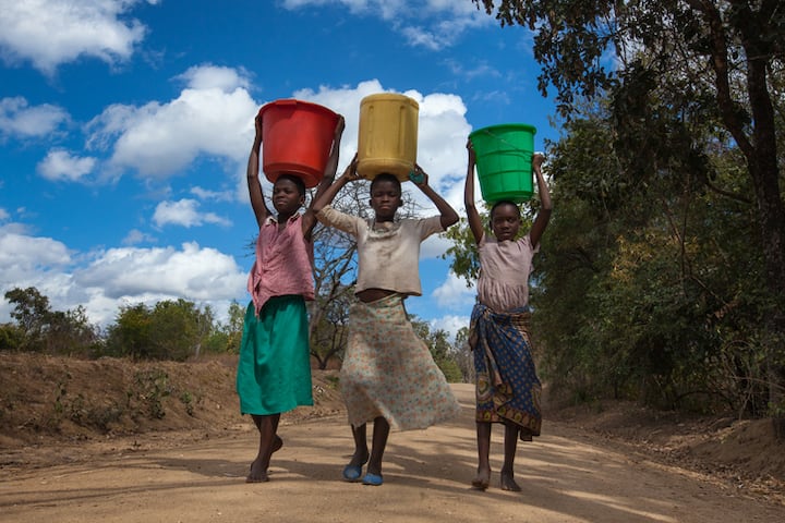 सबसे गरीब देशों की लिस्ट में पांचवें नंबर पर है मलावी (Malawi). मलावी अफ्रीका का एक ऐसा देश है जहां की 70 फीसदी से ज्यादा आबादी रोजाना 170 रुपये से भी कम में गुजारा करती है. यह देश भी अपने कृषि पर निर्भर है.