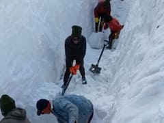 10 फीट से बड़े ग्लेशियरों को काटकर केदारनाथ पैदल मार्ग हो रहा तैयार, 50 मजदूर काम में जुटे