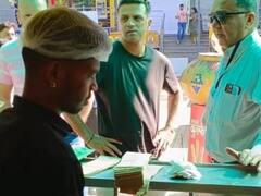 ऑस्ट्रेलिया के खिलाफ तीसरे टेस्ट से पहले इंदौर की 56 दुकान पहुंचे राहुल द्रविड़, तंदूरी चाय और पोहे का चखा स्वाद