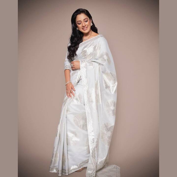રૂપાલી ગાંગુલી હાલમાં જ સોશિયલ મીડિયા પર સફેદ સાડી પહેરેલી જોવા મળી હતી.