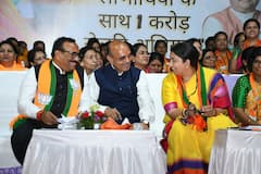 Photo: स्मृती इराणी यांची सेल्फी विथ लाभार्थी मोहीम, एक कोटी महिलांसोबत घेणार सेल्फी