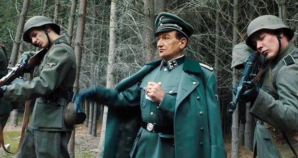 Operation Finale: ऑपेरेशन फिनाले... दुसऱ्या महायुद्धाच्या काळात हिटलरने अनेक ज्यूंचे हत्याकांड घडवून आणलं होतं. या ज्यूंना जर्मनीभरातून गोळा केलं जायचं आणि त्यांना गॅस चेंबरमध्ये घालून, विषारी वायूने मारलं जायचं. हिटलरने ही कामगिरी अडोल्फ आईकमन (Adolf Eichmann) या नाझी अधिकाऱ्याकडे सोपवली होती, आणि त्याने ती इमानेइतबार पार पाडली होती. त्याने तब्बल 60 लाख ज्यूंची हत्या केली. हिटलरचा पराभव झाल्यावर हा आईकमन दोस्त राष्ट्राच्या हातून निसटतो. ज्यूंच्या नरसंहाराबद्दल इस्रायल याच्या शोधात असते आणि तब्बल 10 वर्षांनी तो अर्जेंटिनामध्ये राहत असल्याचा सुगावा मोसादला लागतो मग मोसादने त्याला अर्जेंटीनावरुन कसा उचलला, त्यांना काय काय उचापती कराव्या लागल्या याची सुरस कथा चित्रित करण्यात आली आहे. हा चित्रपट एकंदरीत बेस्ट आहे.